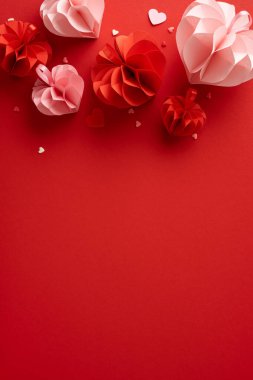 Sevgililer Günü 'nün dikey yatağı bal peteği kalpleriyle çevrili kırmızı bir zemin ve boş bir alan.