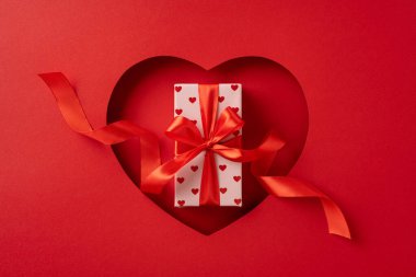 Sevgililer Günü kutlamaları için kalp tasarımı geçmişi olan romantik bir hediye.