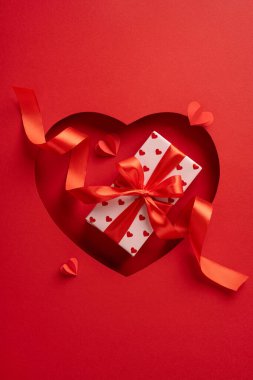 Kalp şeklinde kırmızı kurdeleli romantik bir sevgililer günü hediyesi.