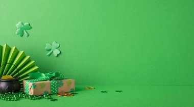 Yoncalar ve yeşil temalı eşyaların canlı bir şekilde sergilendiği Aziz Patrick Günü dekorasyonları.