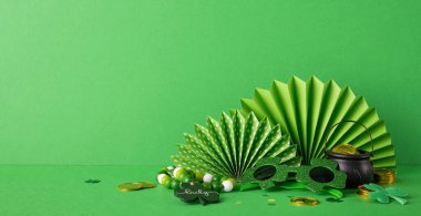 Aziz Patrick Günü için yeşil süslemeler madeni paralar, yelpaze şekilleri ve tematik öğeler