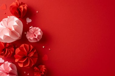 Kırmızı zemin üzerinde küçük kalpleri olan zarif kağıt çiçekler, Sevgililer Günü kutlaması için mükemmel. Aşkın ve romantizmin özünü minimalist bir tasarımla yakalar.