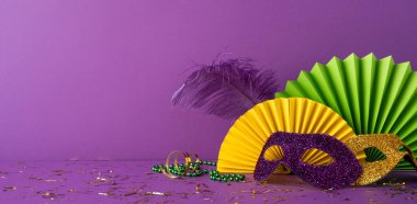 Mardi Gras 'nın renkli yelpazeleri ve aynı dekorasyonlarla mor ve altın maskeli yan görünüşü.