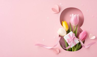 Pembe bir arka planda paketlenmiş laleler kutlamayı ve içten olayları sembolize ediyor.