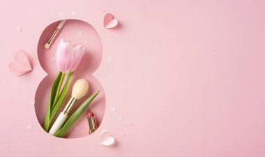 Lale çiçekleri, makyaj ürünleri ve pembe arka planda kalp şeklindeki dekorasyonlarla Kutlama Kadınlar Günü görüntüsü