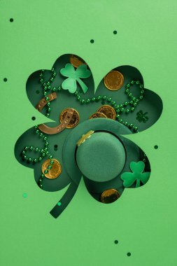 Aziz Patrick Günü şenliği ve İrlanda kültürünü temsil eden yonca kesimi, altın sikkeler ve yeşil süslemeler içeren dikey tatil temalı kompozisyon