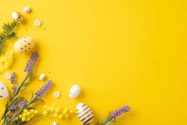 Parlak Paskalya temalı dekoratif yumurtalar, sarı ve mor çiçekler ve sarı arka plan