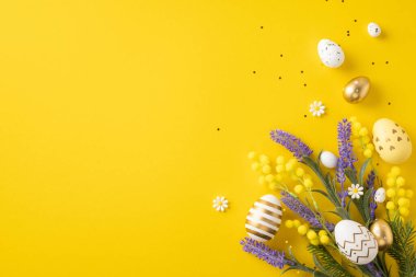 Parlak Paskalya kompozisyonu boyalı yumurtalar, mimoza çiçekleri ve canlı bir arka planda lavanta dalları içerir.