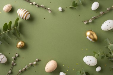 Paskalya yumurtaları, yeşillik ve zarif yeşil bir yüzey üzerinde dallar içeren zarif bir düzenleme.