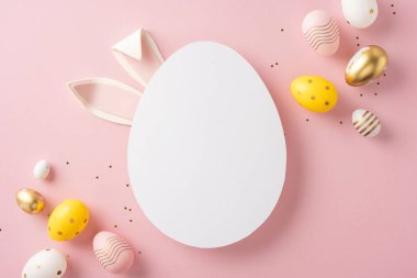 Paskalya temalı tasarım. Pastel renkli yumurtalar, altın rengi detaylar ve metin için beyaz bir alan.