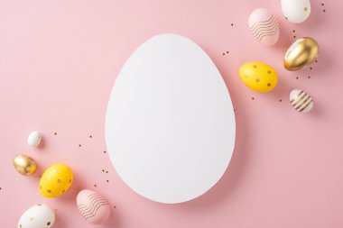 Renkli Paskalya yumurtaları pastel pembe arka planda düzenlenmiş neşeli bir ortam yaratıyor.