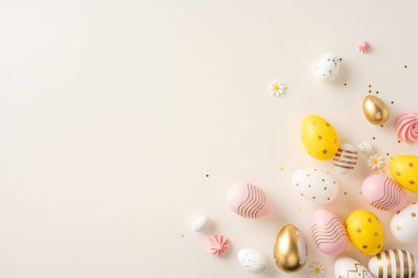 Altın ve pastel renkte Paskalya yumurtaları bej bir arka planda sanatsal olarak düzenlenerek bayram için özel bir tasarım oluşturuldu.