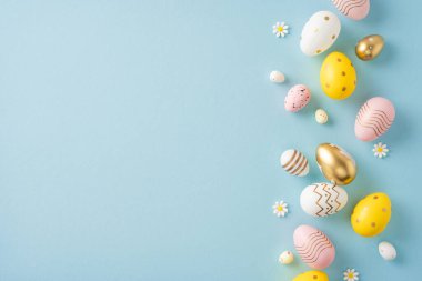 Renkli desenli Paskalya yumurtaları pastel arka plana saçılmış, neşe ve kutlamaları temsil ediyor.