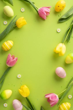 Lalelerin, dekoratif yumurtaların, papatyaların ve canlı yeşil arka planda yeşilliğin yer aldığı renkli bir Paskalya düzeneği. Festival, kutlama ve ilkbahara bağlı bağlamlar için ideal