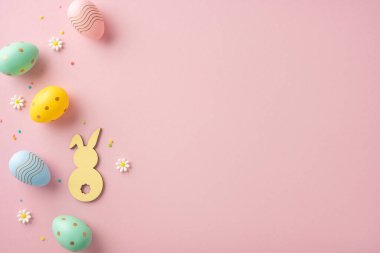 Paskalya kutlaması teması pastel yumurtalar, tavşan kesimi ve pembe papatyalar ile sergilenmektedir.