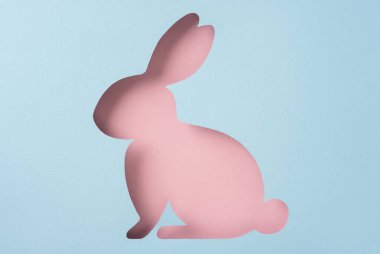 Açık dokulu arka planda pembe tavşancık silueti. Tatil temaları ya da bahar dekorasyon ayarları için ideal, taşımacılık cazibesi, basitlik ve doğanın dokunuşu