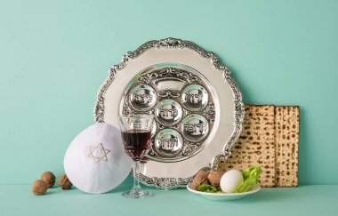 Hamursuz Bayramı sofrası. Seder tabağı, matza, bir bardak şarap ve sembolik yiyecekler.