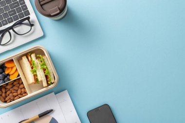 Sağlıklı atıştırmalıklar ve verimliliği gösteren çalışma alanı araçlarıyla vejetaryen öğle yemeği konsepti