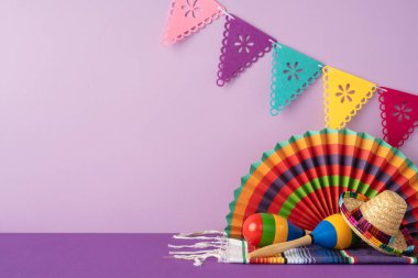 Coşkulu parti dekorasyonları Meksika temalı sombrero, marakas ve papel picado ile