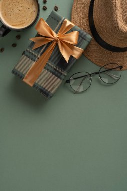 Babalar Günü 'nü şık, dikey bir hediye kutusu, gözlük, şapka ve yeşil bir masada kahveyle kutluyoruz. Takdir ve aşkın mükemmel bir temsili zarafet ve klasik estetik ile.