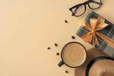 Bir fincan kahvenin, paketlenmiş bir hediyenin, bardakların ve şapkanın olduğu düz bir yatak. Kutlamalar için sıcak, zarif bir sahne ya da sofistike ve düşünceli hediyelerin birleştiği özel anlar..