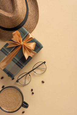 Dikey stilize edilmiş hediye kutusu, sabah kahvesi ve günlük zarafet öğelerini vurgulayarak yatıyordu.