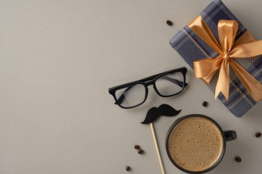 Kahve fincanı, hediye paketi, bıyık desteği ve bardaklarla yatıyordu. Mükemmel Babalar Günü konsepti kutlama ve hediye fikirleri sunar.