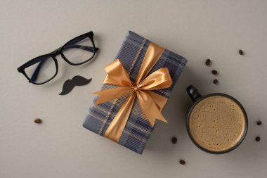 Babalar Günü temasını bir hediye, bardak ve kahveyle tasvir eden şık bir kompozisyon.