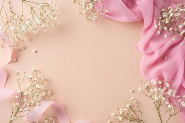 Bebek nefes çiçekleri, pembe kumaş ve pastel arka planda kurdeleler.