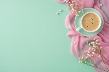 Pastel arka planı olan zarif bir kahve sunumu, narin çiçekler ve uyumlu yumuşak kumaşlar.
