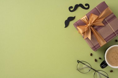 Bayram temalı daire, hediye paketi, gözlük, kahve fincanı ve Babalar Günü 'nü kutlayan minimalist bir arka planda dekoratif bıyık kesikleri barındırıyor.