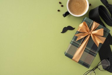 Zarif bir hediye, yanında altın bir kurdele, yanında da şık bir kahve fincanı.