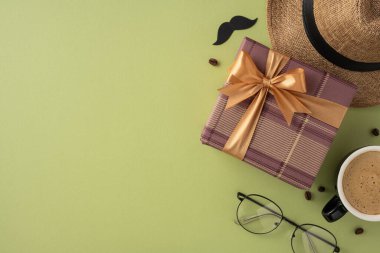 Babalar Günü 'nde hediye kutlaması, kahve, bardak ve şapka da dahil olmak üzere her şey bir masada güzelce düzenlenir.