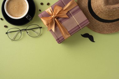 Bir kahve fincanı, bardaklar, hediye kutusu, şapka ve hediye temalı babaları veya erkekleri kutlayan retro parçalardan oluşan düz bir görüntü.