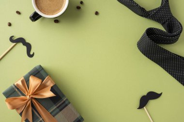 Kahveli, kravatlı, bıyıklı, siyah kravatlı, babalar günü için ideal bir şenlik sahnesi.