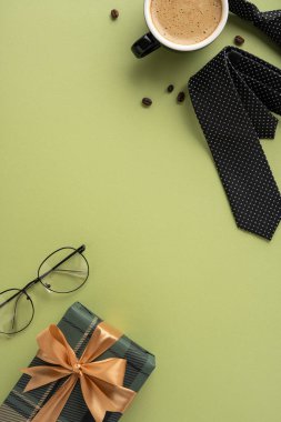 Babalar Günü 'nün düz yatışı. İçinde hediye kutusu, kravat, kahve fincanı ve yeşil arka planda gözlük var. Kutlama ve takdiri iletiyor.