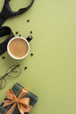 Babalar Günü dikey temalı bir daire. Hediye kutusu, kahve fincanı, gözlük ve dekor.