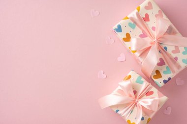 Pastel arka planda zarif hediye kutuları özel olayları ve kutlamaları sembolize eder.