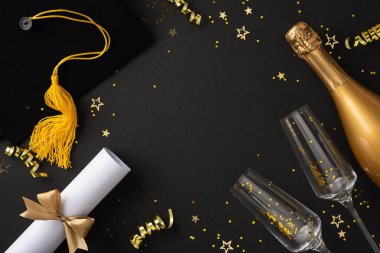 Diploma, şapka, şampanya ve dekorasyonun sergilendiği bir mezuniyet partisi için şık bir kurgu.