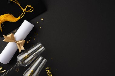 Diploma ve siyah başlık içeren mezuniyet aksesuarları koyu temalı arka planla zıt püsküllü