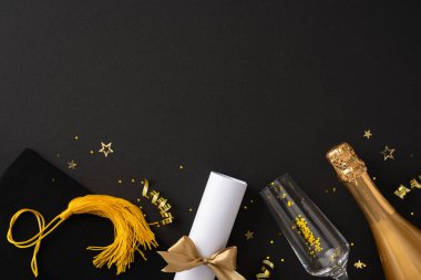 Mezuniyet temalı eşyalar arasında rulo diploma, mezuniyet şapkası, şampanya şişesi ve şenlik öğeleri yer alıyor.