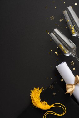 Diplomalı, altın püsküllü ve yıldızlı konfetiyle şampanya kadehli lüks, dikey mezuniyet seti.