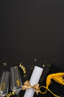 Diploma, akademik başlık ve kutlama aksanları içeren zarif, dikey mezuniyet temalı bir arka plan