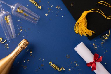 Şapka, diploma, şampanya şişesi ve mavi üzerine konfeti serpiştirilmiş mezuniyet resmi.