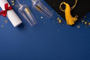 Akademik başarıları ve kutlamaları temsil eden kutlama madalyalarıyla mezuniyet şapkası ve diploması