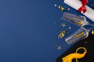 Şapka, diploma, konfetili gözlük ve mezuniyeti simgeleyen dekorasyonlar.