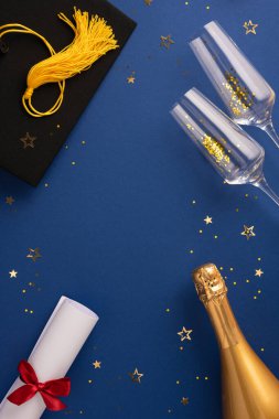 Havan, diploma, şampanya şişesi ve ışıl ışıl yüzey gözlükleriyle mezuniyet temalı dikey düzenek