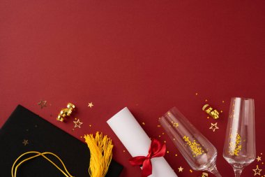 Mezuniyet temalı daire, şapkası, diploması, gözlüğü ve parti süslemeleri kırmızının üstünde.