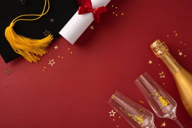 Mezuniyet şapkası, diploması, şampanyası ve parıltısı, başarıyı ve şenliği simgeleyen parlak görüntüler