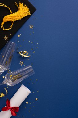 Mezuniyet temalı dikey düzenleme. Mavi arka planda diploma, şapka ve şenlikli konfeti öğeleri yer alıyor.